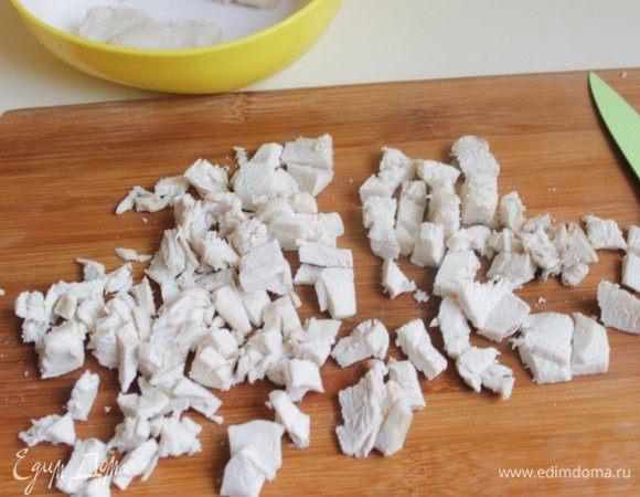 Отварную куриную грудку нарежем мелко.