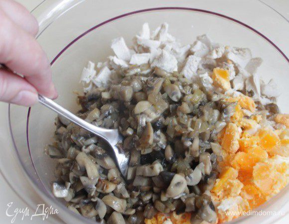 Смешаем теперь грибы, мясо курицы, желтки. Посолим слегка. (У меня дома были крабовые палочки, я их тоже нарезала мелко, но это не обязательно). Добавляем теперь майонез. Тут смотрим сами, я примерно написала 3 ст. л. Конечно, чем больше его, тем вкуснее.