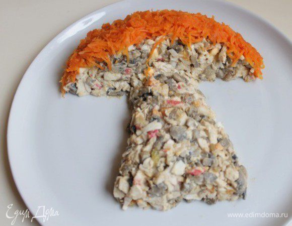 Берем большое блюдо и выкладываем салат в виде гриба. Можно нарисовать сначала майонезом контур. Шляпку украшаем морковкой. Ножку - белками, а низ шляпки - тертым сыром.Ну, и украсим зеленью.