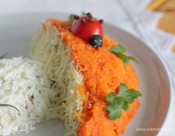 Еще можно сделать божью коровку. Для этого берем помидор, режем пополам. Из гвоздики делаем пятнышки, голову делаем из половинки оливки. Все, готово! Приятного аппетита!