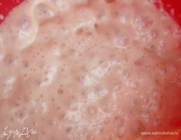 В теплом молоке распустить дрожжи, добавить сахар и поставить в теплое место минут на 20, чтобы дрожжи ожили.