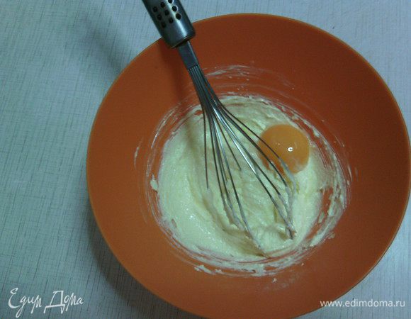 Добавить желток, все хорошо размешать.