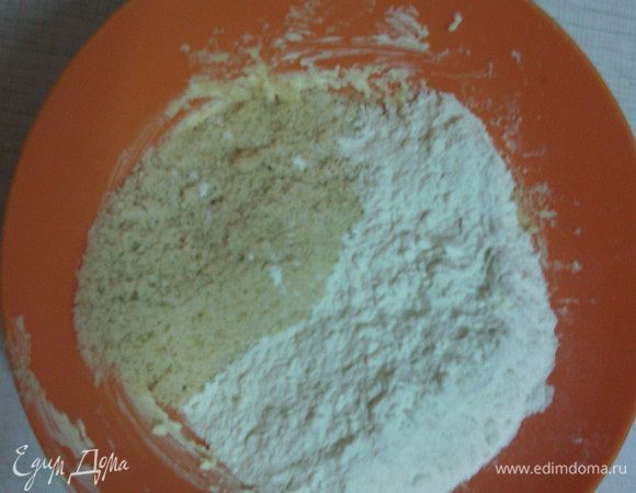 Добавить миндаль и муку и вымесить в однородное тесто.