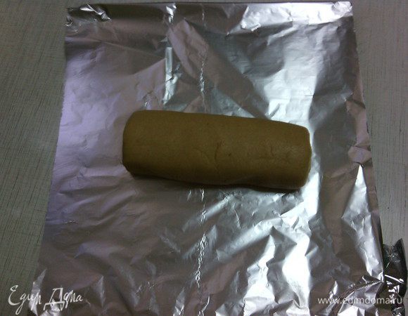 Завернуть тесто в фольгу и убрать в холодильник не менее, чем на 2 ч.