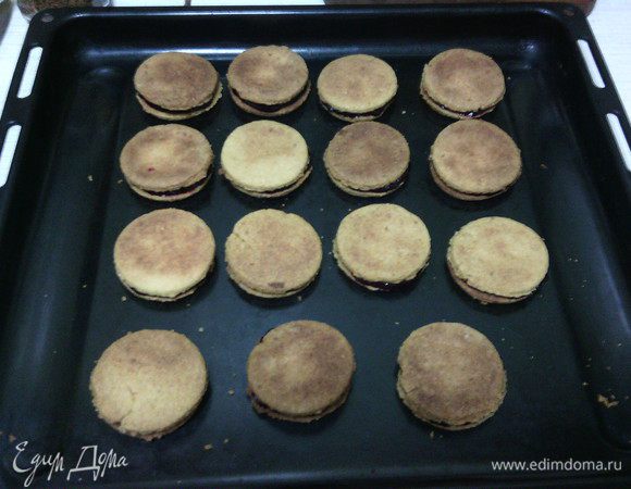 Соединить коржики с помощью слегка подогретого конфитюра.

(Традиционно используют малиновый конфитюр, я взяла конфитюр из чёрной смородины)