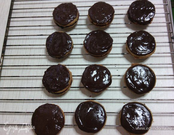 Готовим глазурь. :)
Смешать сахар и какао, добавить молоко вскипятить на небольшом огне до растворения сахара, добавить масло и вскипятить глазурь до загустения.
Выключить огонь, добавить шоколад и все тщательно размешать. 

Покрыть глазурью верхнюю часть пирожного.