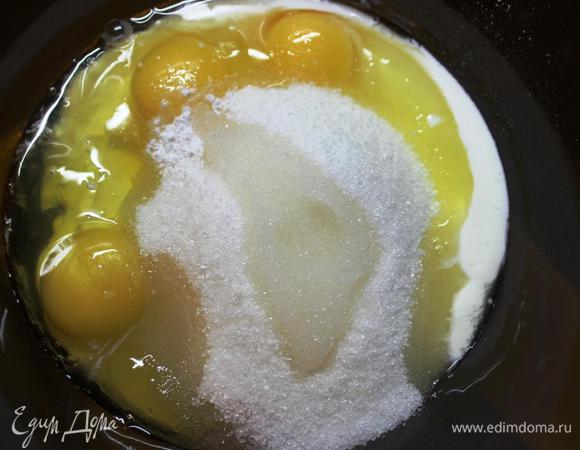 Разогреваем духовку до 180 градусов.
Для бисквита смешиваем в миске яйца, сметану, сахар, уксус, соль и ванилин. 
