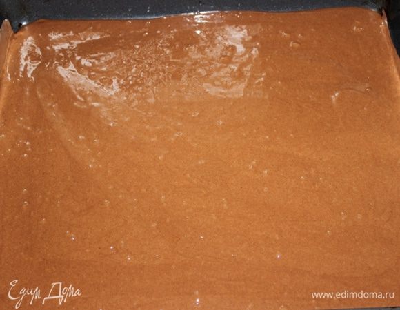 Разравниваем ложкой по всей поверхности, пару раз ударяемм противнем по столу для более равномерного распределения теста и ставим в духовку на 15 минут.