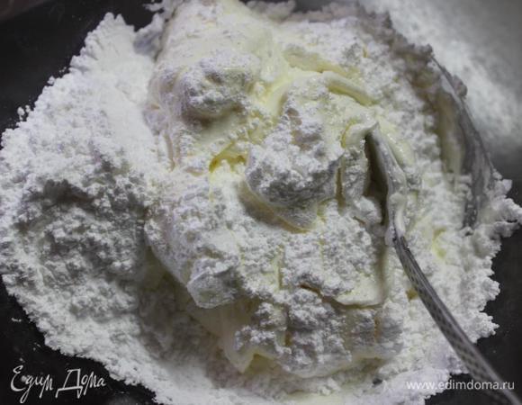 А пока займемся кремом.
Смешиваем густую сметану с сахарной пудрой (сладкоежки могут добавить пудры больше). 
Если сметана слишком жидкая, то либо предварительно выдержите ее в марле несколько часов для удаления лишней жидкости, либо воспользуйтесь загустителем. 