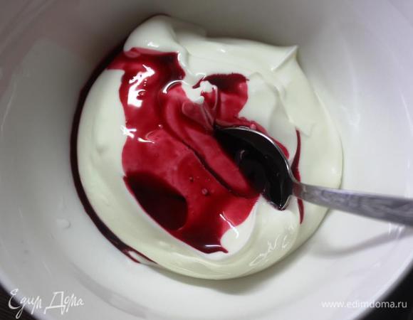 Пару ложек крема откладываем в отдельную мисочку и смешиваем со свекольным соком.