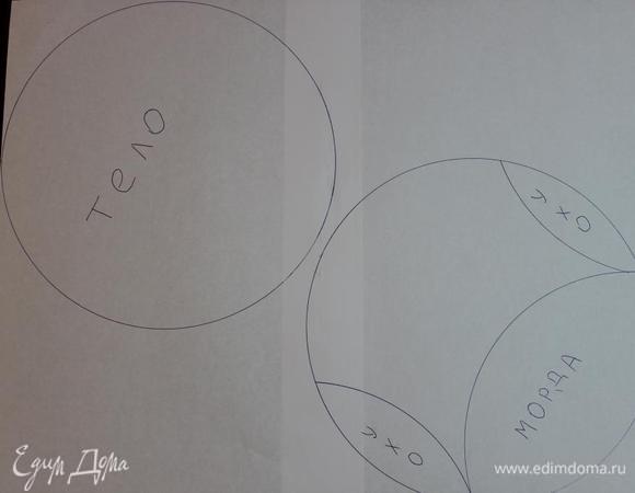 Бисквит остужаем и нарезаем согласно схеме. 
Бисквит у меня получился по размеру противня - 31х38 см.

