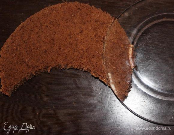 Как и ушки))
Затем выкраиваем 4 ножки, а весь остальной бисквит нарезаем небольшими кубиками.