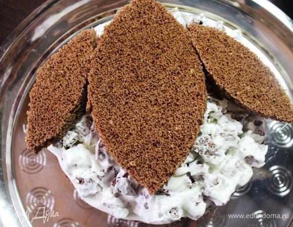 Затем выкладываем голову и уши, смазываем их розовым кремом. 