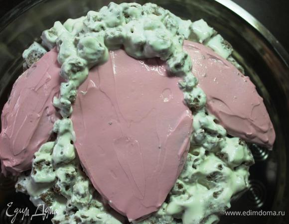 И теперь самое интересное. Выкладываем последним слоем овечью шубку и шевелюру из тех же бисквитных кубиков с кремом.
