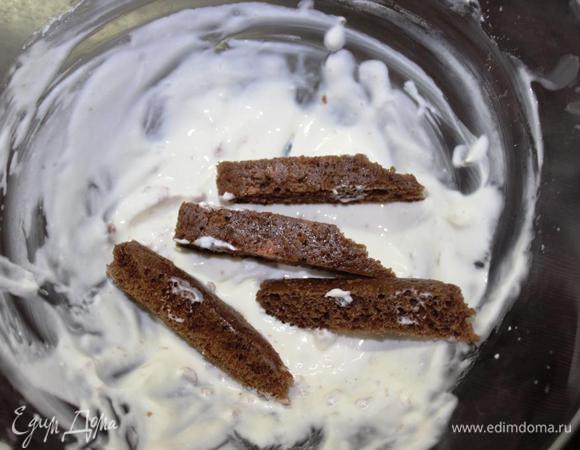 Остались финальные штрихи.
Ножки обмакиваем в крем и обваливаем в какао.

