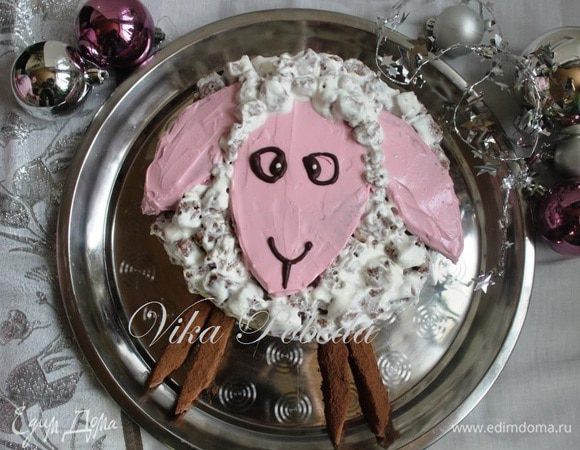 Наша новогодняя овечка готова!!
Можно смело отправлять ее в холод дожидаться финала новогодней вечеринки, а заодно и пропитываться.
А ребятню благодарим за помощь, угощая остатками бисквита и крема))).
Конечно тортик можно дополнить орешками, ягодами, сухофруктами, либо другими наполнителями на ваш вкус!! 
Добавьте немного вашей фантазии и символ наступающего года непременно с радостью поприветствует вас в эту волшебную ночь.

