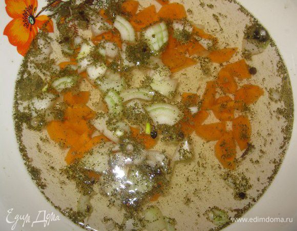 Морковь, лук, петрушку и лимон нарезать кружочками, залить горячей водой, добавить соль и специи и довести до кипения и сразу убрать с огня, добавить в маринад уксус и все слегка прогреть, но не доводить до кипения.