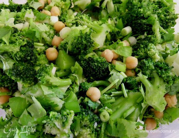 Нарезать зелёный лук и петрушку. Перемешать брокколи с нутом, зеленью и орешками. 
