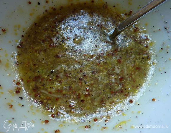 В отдельную мисочку выдавить через пресс чеснок и перемешать с мёдом, цедрой  и лимонным соком. Помешивая, тонкой струйкой ввести масло для образования эмульсии. 
Приправить по вкусу. 