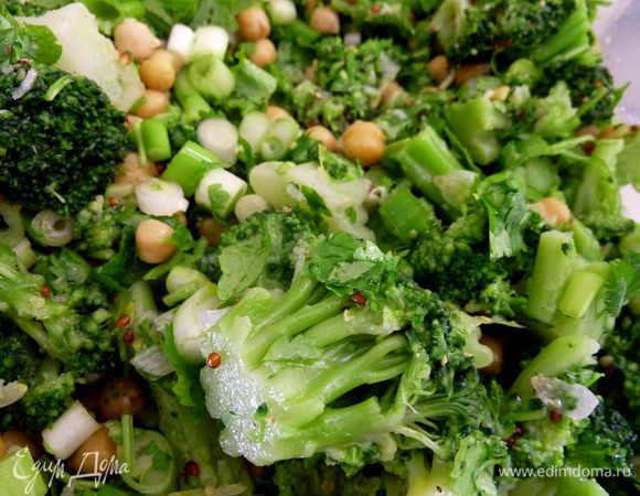Полить брокколи соусом. 
