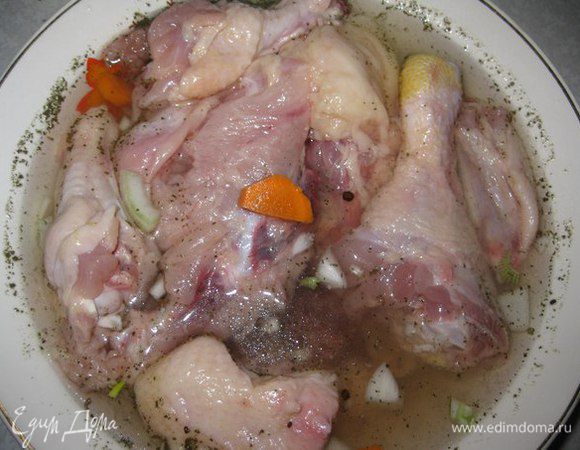 Нарезанные кусочки заливаем горячим маринадом на 40 минут- 1 час.