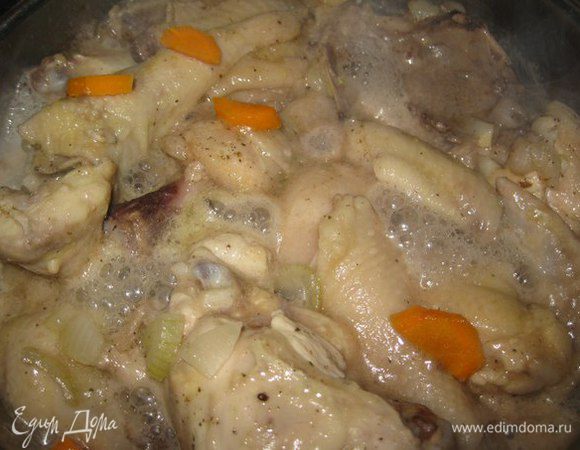 Вынимаем курицу из маринада. Маринад оставляем, он может понадобится для тушения курочки. Выкладываем курицу и овощи в сотейник и тушим 20-30 мин. Переворачивая.