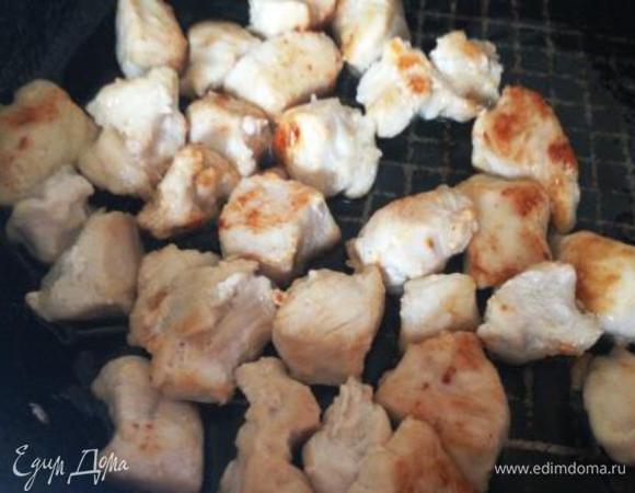 Куриное филе помыть, обсушить, нарезать мелкими кубиками и обжарить на растительном масле до румяной корочки.