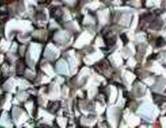 Шампиньоны помыть, обсушить, нарезать средне, добавить к курице и жарить все вместе до испарения жидкости. В конце процесса посолить и поперчить по вкусу.