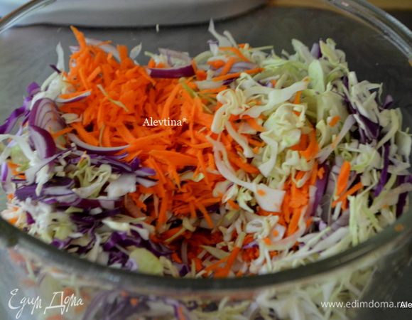Капусту порезать овощерезкой или порубить вручную ножом. Морковь натереть на терке. Лук также порезать тонко. Смешать все в большой емкости.