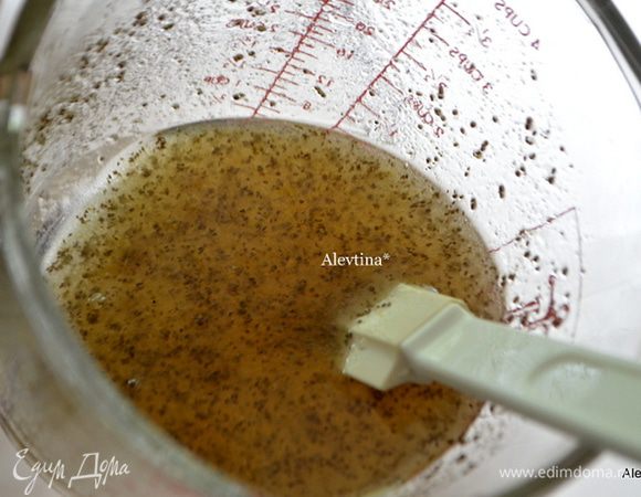 Сделать заправку, смешать все перечисленное в небольшой емкости. Добавить в овощи и перемешать. Закрыть пленкой и поставить в холодильник на 3 часа.
Горчичный порошок - это специя, сухая горчица. Семена сельдерея - это специя, не путать семенами для посадки овоща.
