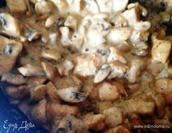 В сковороду к грибам и курице добавить мягкий плавленый сыр и жарить все до растворения сыра.