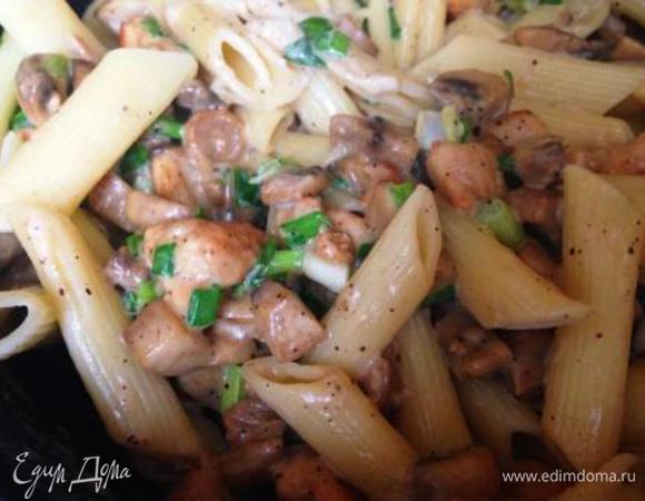Макароны сварить, как указано на упаковке, отцедить, добавить в сковороду, туда же нарезанный зеленый лук и все вместе прогреть.
Просто и вкусно!
Приятного аппетита!