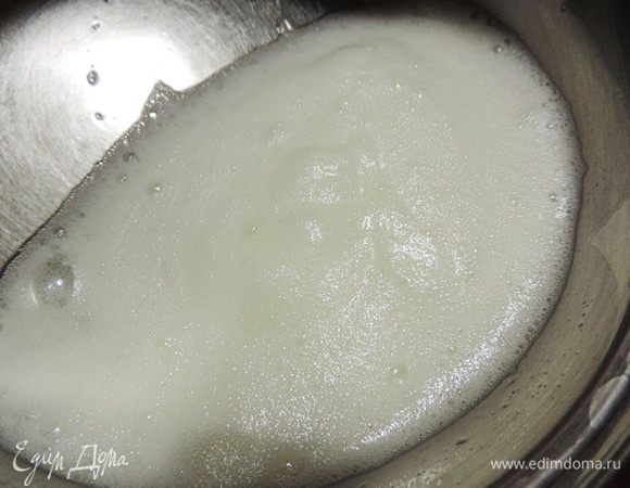 Взбиваем белки до получения легкой пены. Добавляем лимонный сок и продолжаем взбивать.