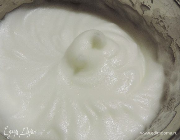 Взбиваем белки до состояния, когда масса не выпадает из емкости при ее переворачивании.