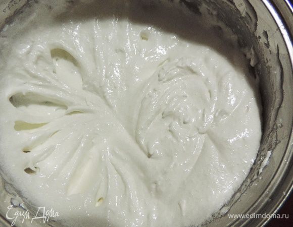 Не прекращая взбивать, не менее чем за 10 приемов, добавляем сахар. Естественно он не растворится. Даже не пытайтесь этого добиться. Всыпали весь сахар - переходим к следующему этапу.