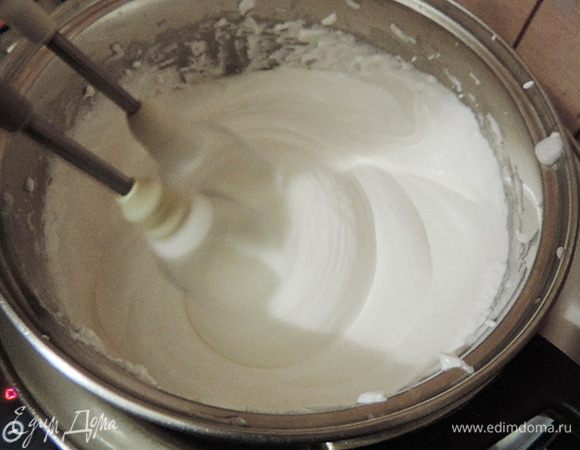 К этому времени на плите у нас уже кипит вода. Как только мы ввели всю норму сахара, ставим емкость с белками на водяную баню. Вода при этом должна еле кипеть. Взбиваем миксером ровно 10 минут.