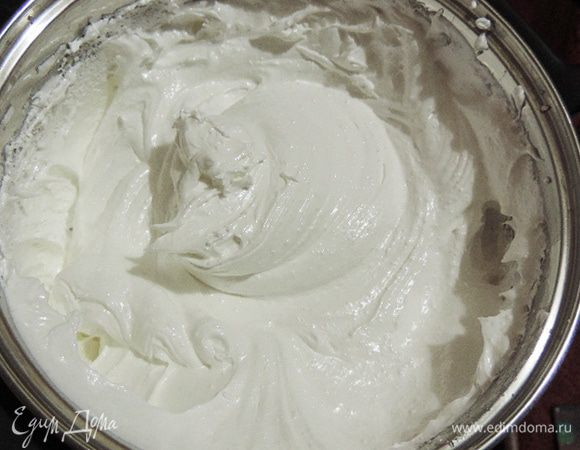 Получаем вот такую пышную и очень густую массу. Сахар должен раствориться полностью, ну или лишь изредка попадаться мельчайшие кристаллики. Теперь делим массу на две части.