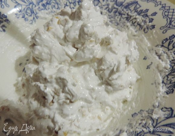 В одну добавляем обжаренный и грубо измельченный арахис. Спокойно перемешиваем ложкой. Посадить эту массу вам не удастся))).