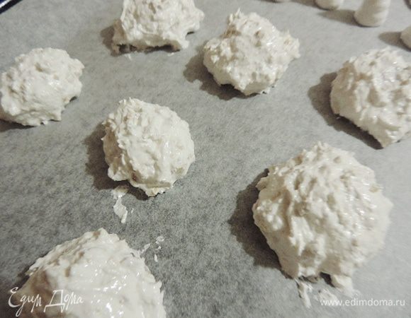 Застилаем противень бумагой для выпечки. Выкладываем безе чайной ложкой, стараемся делать их гладенькими и ровными. Не рекомендую даже пытаться отсадить безе с орехами из мешка с насадкой - очень неудобно. И не выкладывайте их слишком плотно, во время выпечки безешки подрастут. 