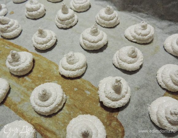 В оставшуюся часть добавляем корицу и кокосовую стружку. Это безе я отсадила из мешка с круглой насадкой в виде горок.
Выпекаем безе в духовке нагретой до 140-150 градусов примерно 30-40 минут. Ориентируйтесь по своей духовке. Безе должно покрыться твердой корочкой и стать кремово-розового цвета. Сильно при выпечке не поднимаются. Готовое безе хорошо снимается с бумаги.