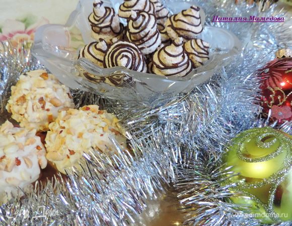 Далее я поступила так. Арахисовое безе заглазировала растопленным белым шоколадом с добавление рафинированного растительного масла (примерно чайная ложечка на 50г шоколада). И сразу же посыпала измельченным арахисом.
Кокосовое безе украсила спиральками из растопленного черного шоколада.
