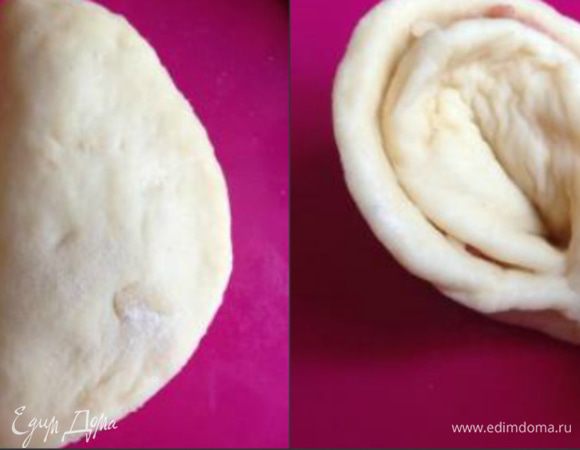 Сложить каждый кружок пополам, затем еще раз пополам и прижать края.