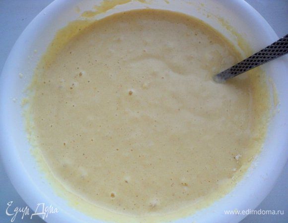 Добавить сметану и кефир комнатной температуры, перемешать на низких оборотах миксера. Добавить манку, размешать лопаткой. Муку смешать с разрыхлителем и ванильным сахаром и добавить в тесто.
