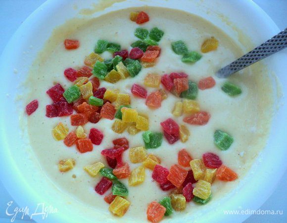 Затем добавить 2/3 цукатов, осторожно перемешать.