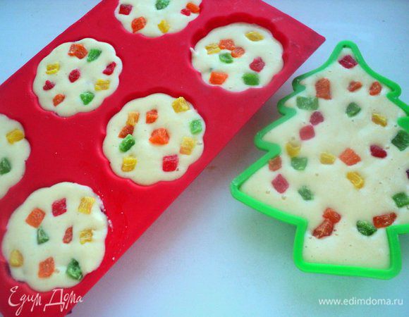 Наполнить тестом силиконовые формы для маффинов. Я еще наполнила тестом формочку в виде елочки. Сверху выложить оставшиеся цукаты. Выпекать при температуре 180 градусов 40-45 минут.