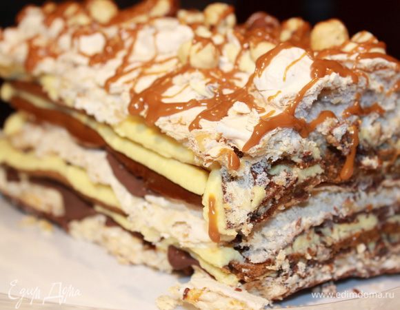  Украсить карамелью  с солью, чёрным шоколадом и жареным фундуком.