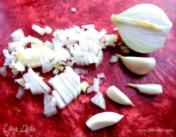 Лук,чеснок измельчим...