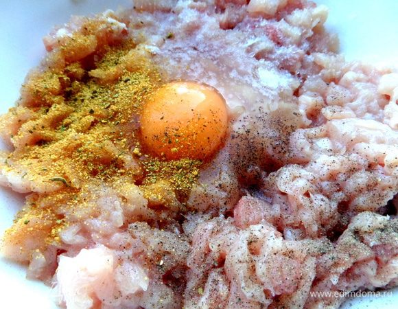 В рубленый фарш вбить яйцо,добавить приправы как обычно на котлеты.