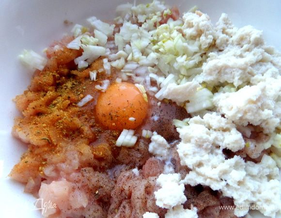 Пропитанную и слегка отжатую булочку...