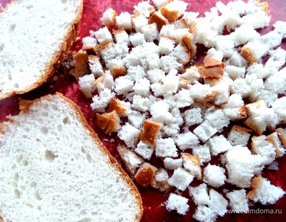 Тонкие ломтики батона нарезать на мелкие кубики,примерно по куску на котлету.